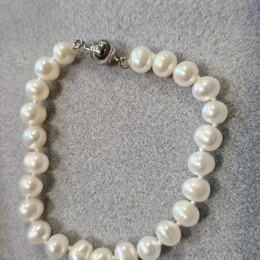 Elegant Pearl Bracelet with Silver Clasp